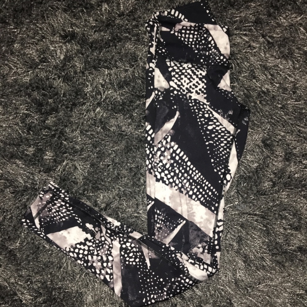 Lululemon size 4 wunder under leggings